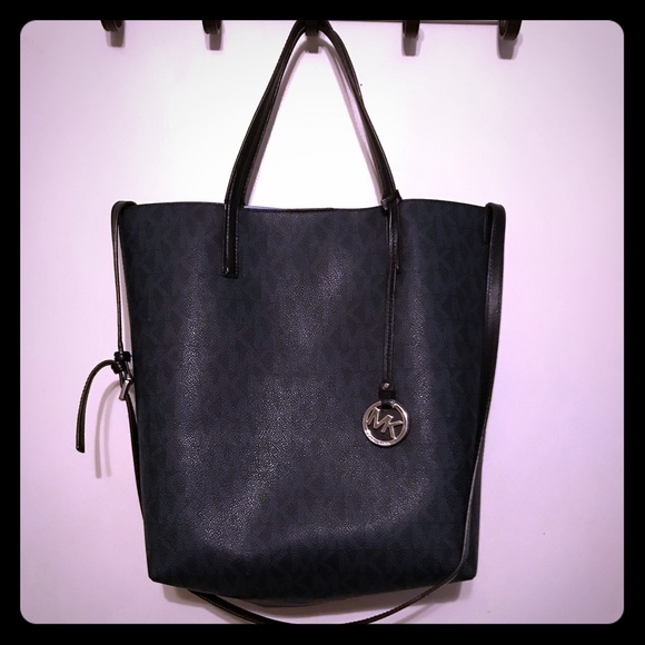 Michael Kors Handbags - Michael Kors Tote bag w/ Matching Wallet!